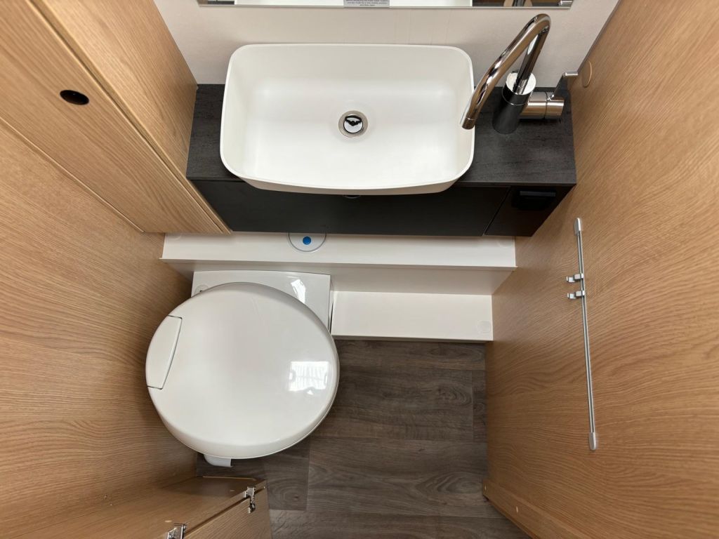 Koupelna s umyvadlem a WC