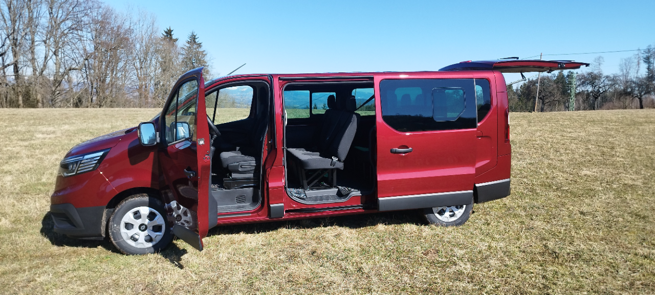 Renault Trafic – otevřené dveře a interiér