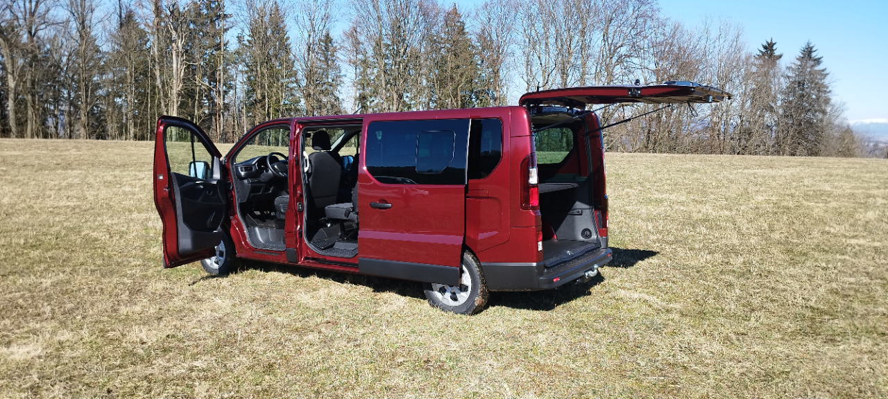 Renault Trafic – zadní část s otevřenými dveřmi